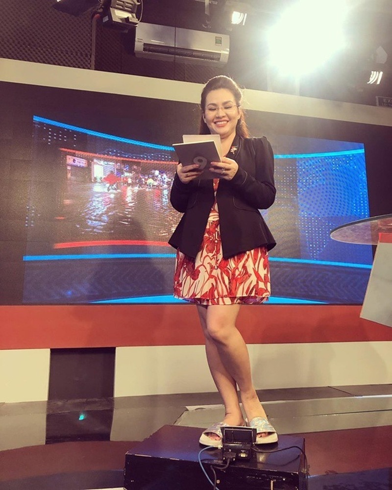 Các BTV chỉ cần chỉn chu phần trên, phần dưới đã có các máy quay lo Các BTV chỉ cần chỉn chu phần trên, phần dưới đã có các máy quay lo