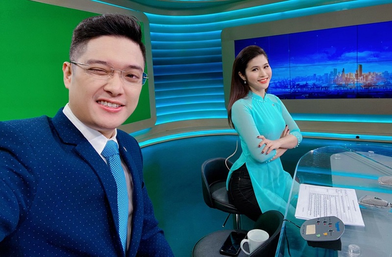 Phong cách áo dài kết hợp quần jean của BTV Minh Trang Phong cách áo dài kết hợp quần jean của BTV Minh Trang
