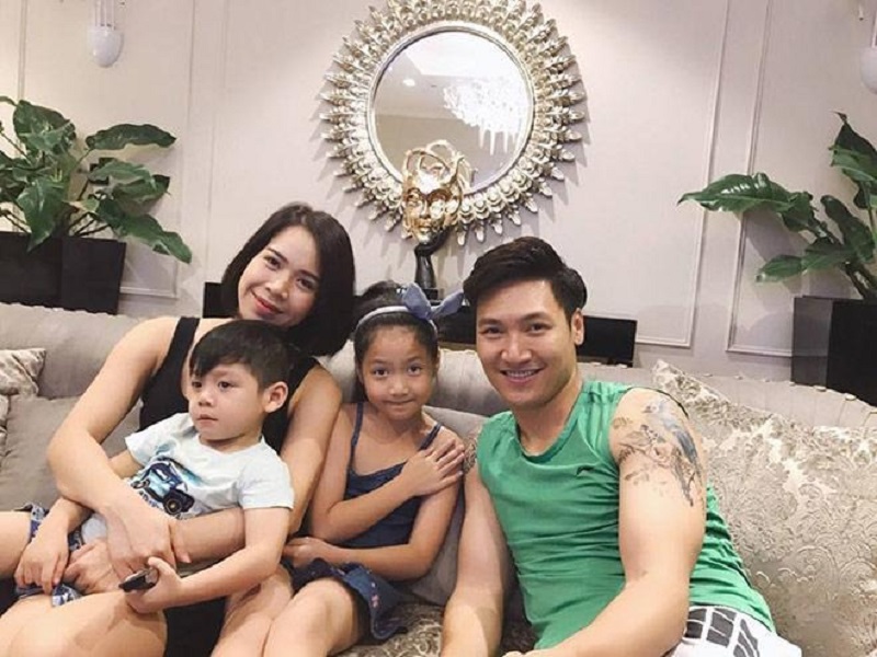 Dù có tiếp xúc với nhiều mỹ nhân thì với Mạnh Trường, gia đình vẫn luôn là số 1