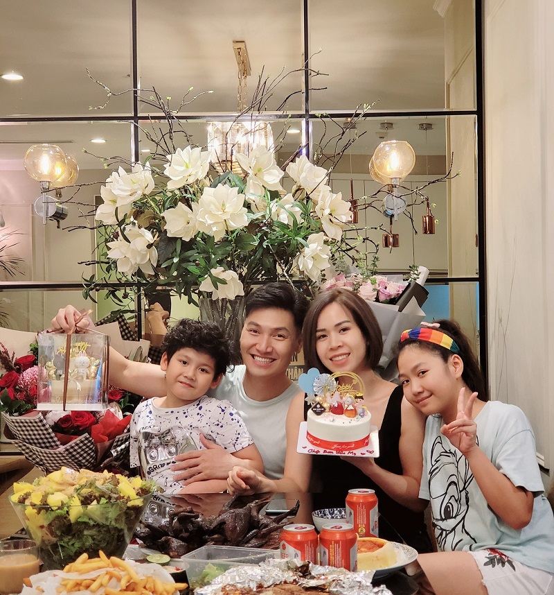Gia đình nhỏ của Mạnh Trường ngoài đời thực (ảnh FBNV)