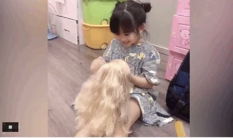 Lavie vui vẻ chơi đùa, cô bé cũng lớn phổng phao hơn