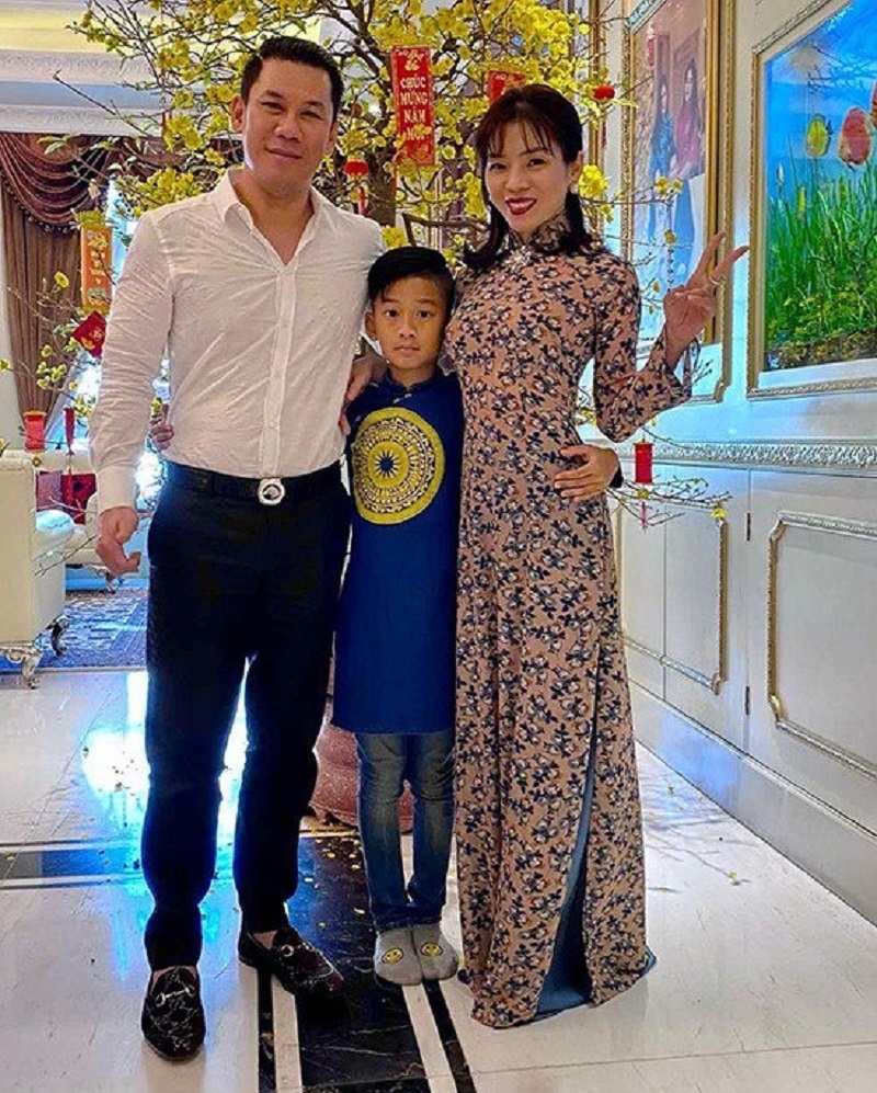 Gia đình nhỏ của Lệ Quyên thời còn mặn nồng (ảnh internet) Gia đình nhỏ của Lệ Quyên thời còn mặn nồng (ảnh internet)