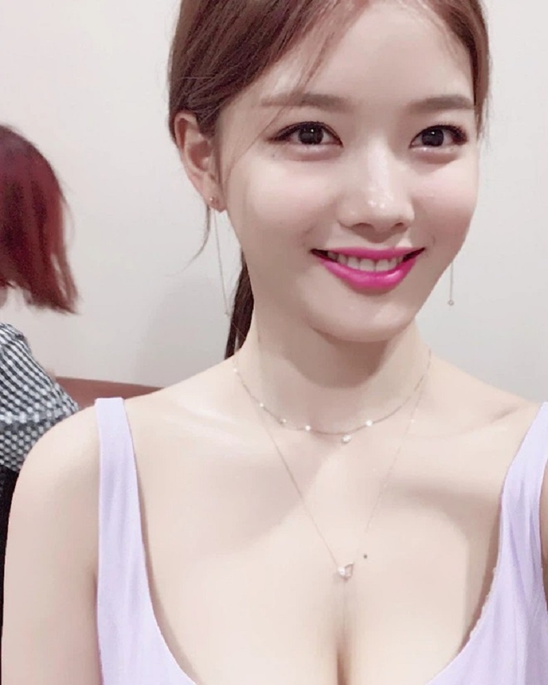 Lâu lâu nàng thơ Kim Yoo Jung lại táo bạo khiến hội anh em khó rời mắt - Ảnh 3 Lâu lâu nàng thơ Kim Yoo Jung lại táo bạo khiến hội anh em khó rời mắt - Ảnh 3