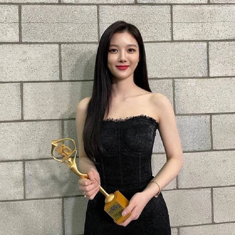 Lâu lâu nàng thơ Kim Yoo Jung lại táo bạo khiến hội anh em khó rời mắt - Ảnh 5 Lâu lâu nàng thơ Kim Yoo Jung lại táo bạo khiến hội anh em khó rời mắt - Ảnh 5