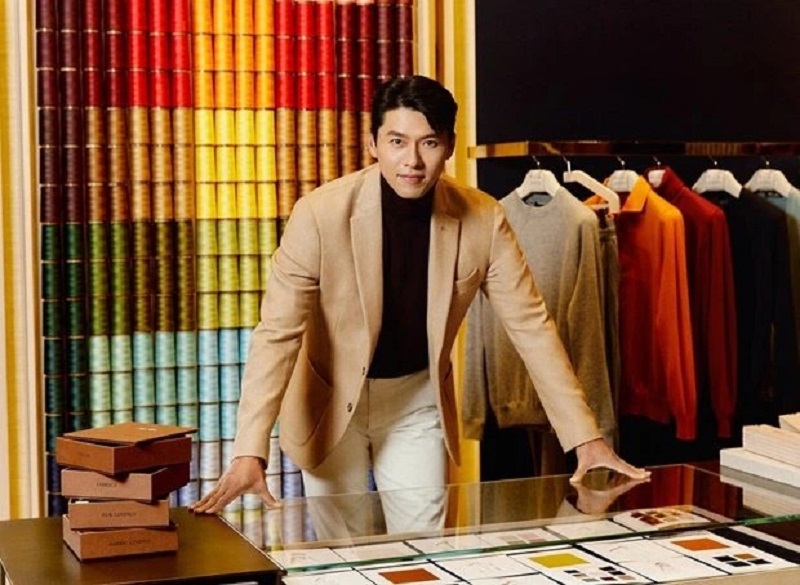 Hình ảnh Hyun Bin mặc lại áo cũ gây 'bão' Hình ảnh Hyun Bin mặc lại áo cũ gây 'bão'