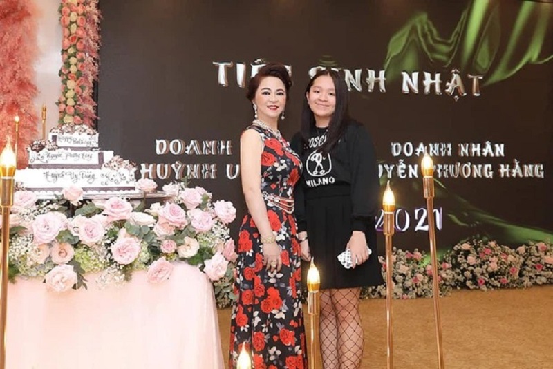 Không nhận ra con gái riêng của bà Phương Hằng, còn lộ một chi tiết 'vượt mặt' mẹ 1 Không nhận ra con gái riêng của bà Phương Hằng, còn lộ một chi tiết 'vượt mặt' mẹ 1