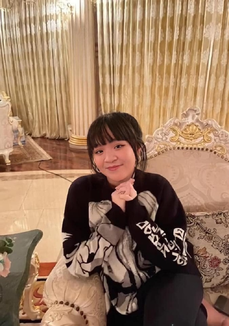 Không nhận ra con gái riêng của bà Phương Hằng, còn lộ một chi tiết 'vượt mặt' mẹ 3 Không nhận ra con gái riêng của bà Phương Hằng, còn lộ một chi tiết 'vượt mặt' mẹ 3