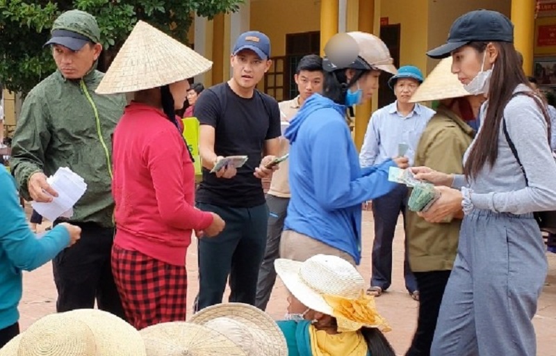 Bà Phương Hằng buông, vợ chồng Công Vinh - Thủy Tiên vẫn bị một nhóm người đeo bám đòi sao kê 3 Bà Phương Hằng buông, vợ chồng Công Vinh - Thủy Tiên vẫn bị một nhóm người đeo bám đòi sao kê 3