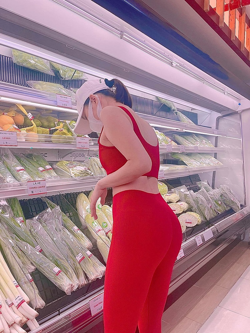Lệ Quyên đi siêu thị mùa dịch vẫn tranh thủ khoe dáng (ảnh FBNV) Lệ Quyên đi siêu thị mùa dịch vẫn tranh thủ khoe dáng (ảnh FBNV)