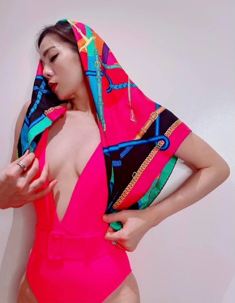 Lệ Quyên dạy fan sống 'ảo tưởng tại gia', dân tình chỉ soi một chi tiết so đo Cẩm Đan - Ảnh 2 Lệ Quyên dạy fan sống 'ảo tưởng tại gia', dân tình chỉ soi một chi tiết so đo Cẩm Đan - Ảnh 2