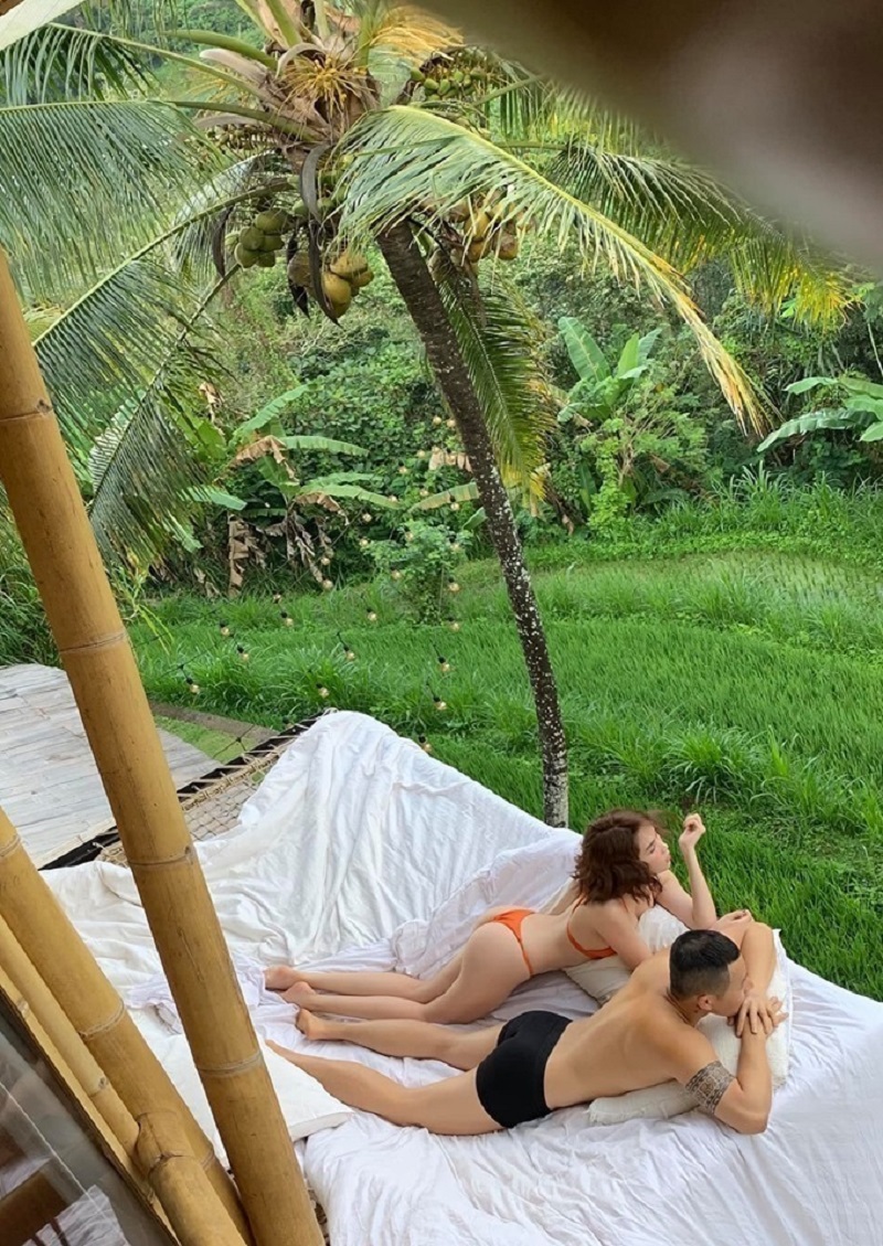 Vũ Khắc Tiệp tung loạt ảnh mùi mẫn với Ngọc Trinh để tặng quà sinh nhật - Ảnh 4 Vũ Khắc Tiệp tung loạt ảnh mùi mẫn với Ngọc Trinh để tặng quà sinh nhật - Ảnh 4