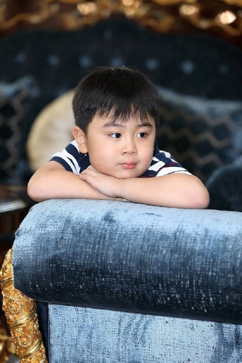 Bà Phương Hằng bất ngờ biến sắc mặt khi bị một người tiếp cận cưỡng hôn 7 Bà Phương Hằng bất ngờ biến sắc mặt khi bị một người tiếp cận cưỡng hôn 7