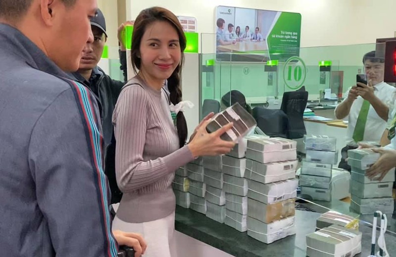 Cư dân mạng 'chuyền tay' nhau ảnh được cho là Thủy Tiên - Công Vinh bị mời tới đồn công an 5 Cư dân mạng 'chuyền tay' nhau ảnh được cho là Thủy Tiên - Công Vinh bị mời tới đồn công an 5