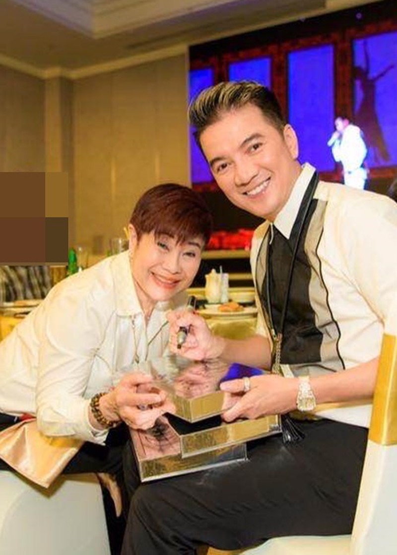 Đàm Vĩnh Hưng 'bơ đẹp' vợ 17 năm trên giấy tờ, tuyên bố chỉ tập trung vào bà Phương Hằng 4 Đàm Vĩnh Hưng 'bơ đẹp' vợ 17 năm trên giấy tờ, tuyên bố chỉ tập trung vào bà Phương Hằng 4