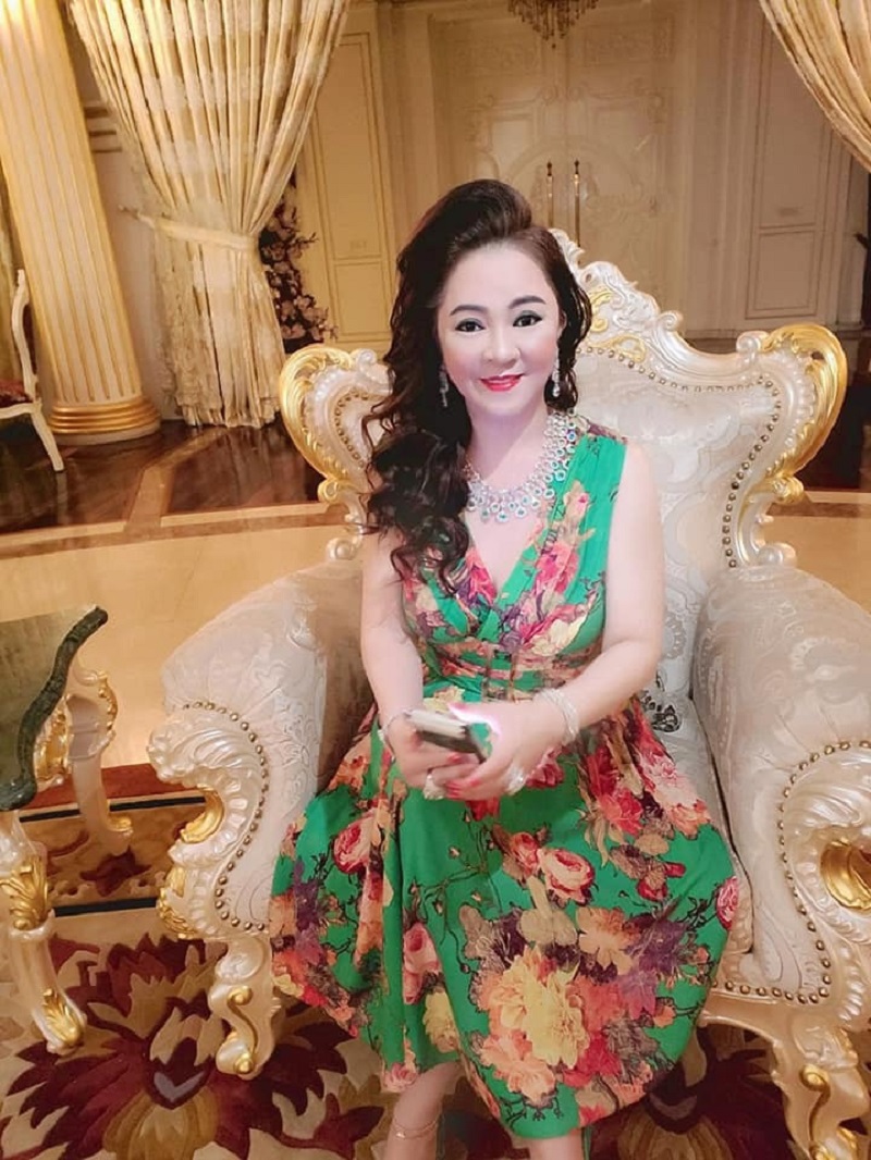 Rò rỉ clip quay lén về bà Phương Hằng, vô tình lộ nữ đại gia có thú vui rất 'quái' 4 Rò rỉ clip quay lén về bà Phương Hằng, vô tình lộ nữ đại gia có thú vui rất 'quái' 4