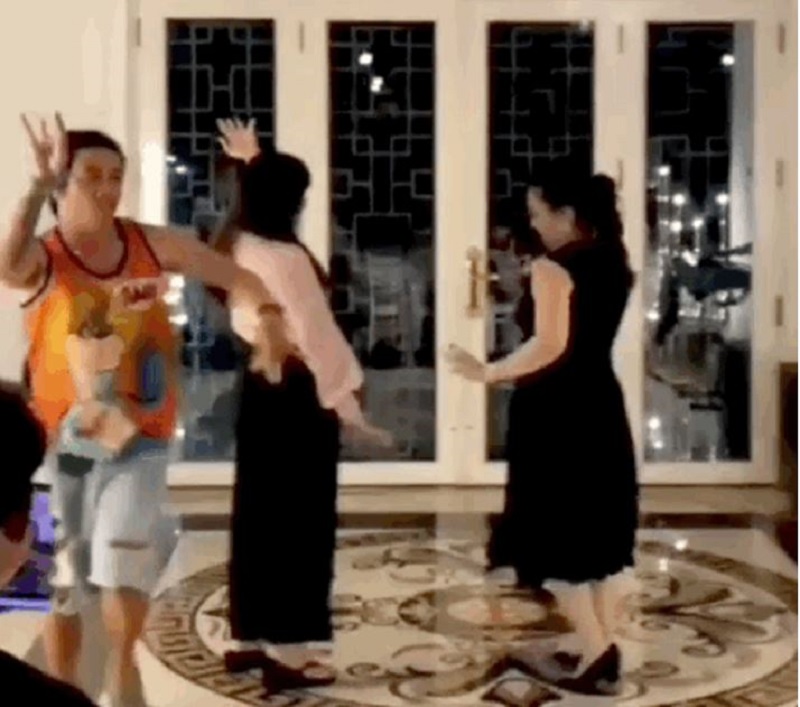Rò rỉ clip quay lén về bà Phương Hằng, vô tình lộ nữ đại gia có thú vui rất 'quái' 5 Rò rỉ clip quay lén về bà Phương Hằng, vô tình lộ nữ đại gia có thú vui rất 'quái' 5