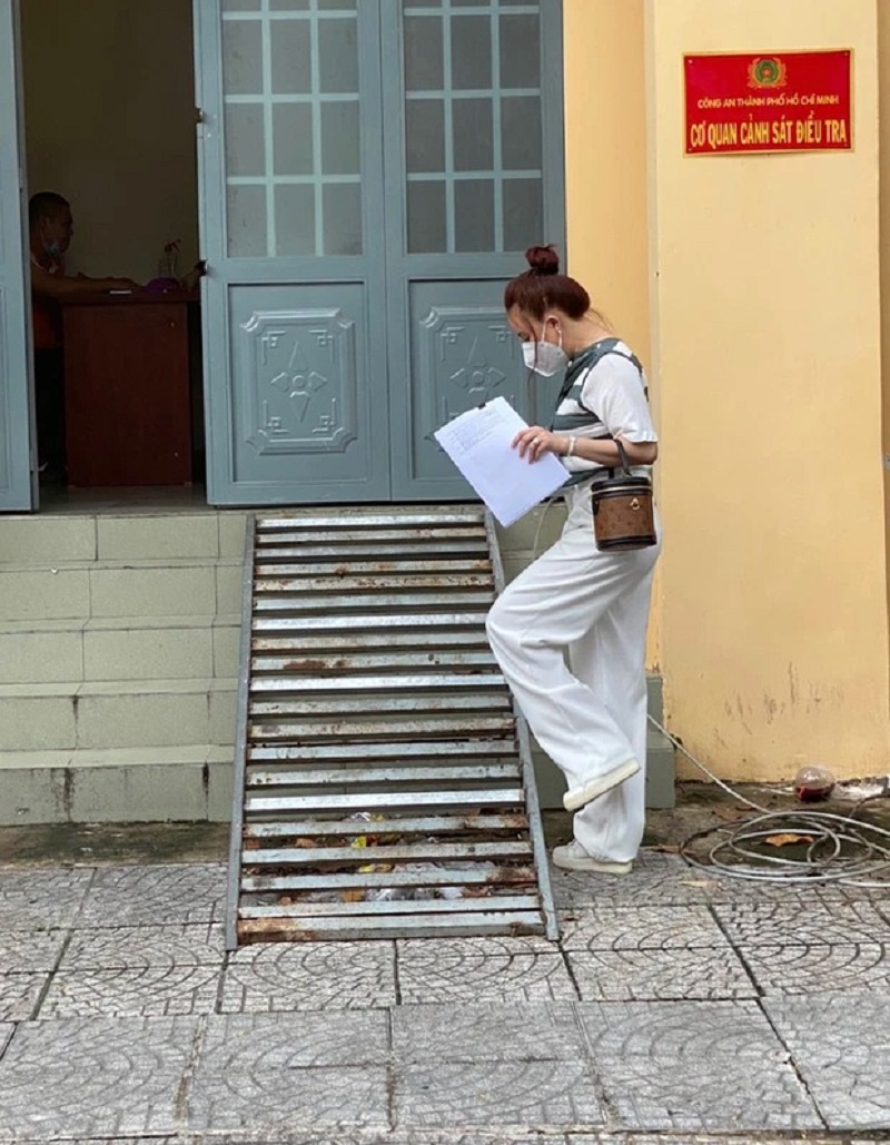 Cộng đồng mạng soi ra chi tiết sai sai trong ảnh Vy Oanh đi kiện bà Phương Hằng 3 Cộng đồng mạng soi ra chi tiết sai sai trong ảnh Vy Oanh đi kiện bà Phương Hằng 3