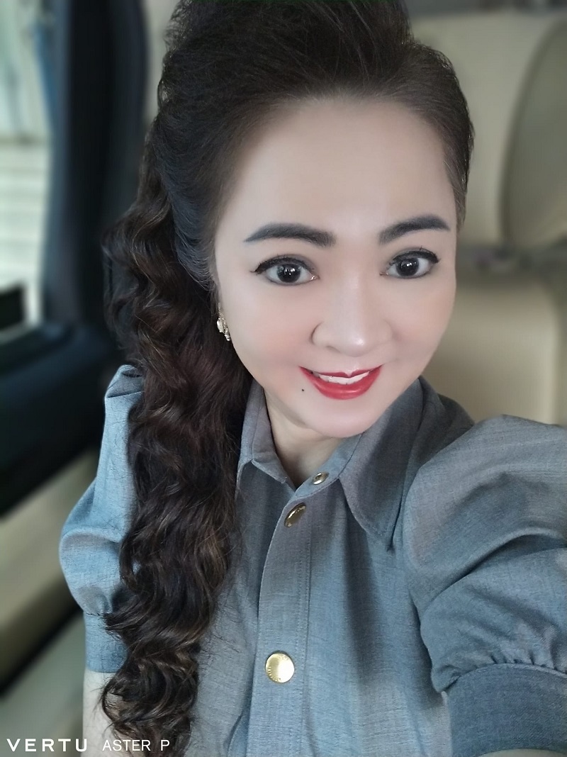 Camera tiếp cận 'bóc trần' nhan sắc thật của bà Phương Hằng đáng kinh ngạc 2 Camera tiếp cận 'bóc trần' nhan sắc thật của bà Phương Hằng đáng kinh ngạc 2