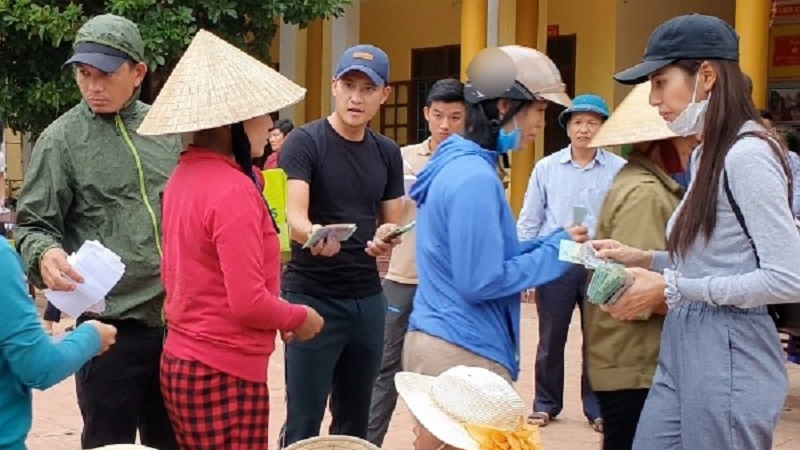 Ca sĩ Thủy Tiên bị lcho là phát tiền 'ngoài luồng' gây khó khăn cho việc kiểm đếm 3 Ca sĩ Thủy Tiên bị lcho là phát tiền 'ngoài luồng' gây khó khăn cho việc kiểm đếm 3