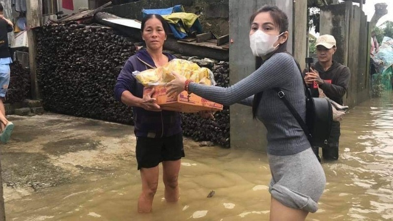 Ca sĩ Thủy Tiên bị lcho là phát tiền 'ngoài luồng' gây khó khăn cho việc kiểm đếm 4 Ca sĩ Thủy Tiên bị lcho là phát tiền 'ngoài luồng' gây khó khăn cho việc kiểm đếm 4