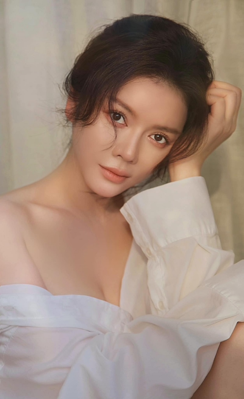 'Kiều nữ giải sầu bằng kim cương' Lý Nhã Kỳ ngây thơ đến lạ lùng ở tuổi 40 - Ảnh 3 'Kiều nữ giải sầu bằng kim cương' Lý Nhã Kỳ ngây thơ đến lạ lùng ở tuổi 40 - Ảnh 3