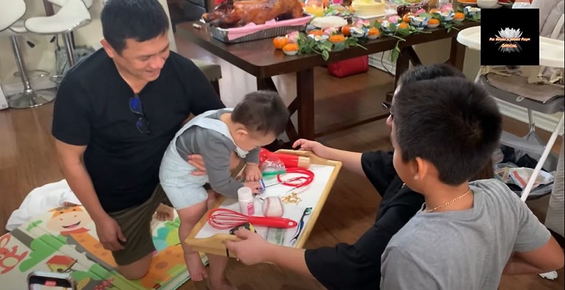 Bố đẻ Wendy thay Phi Nhung giúp cháu ngoại chọn đồ may mắn (Ảnh chụp màn hình) Bố đẻ Wendy thay Phi Nhung giúp cháu ngoại chọn đồ may mắn (Ảnh chụp màn hình)