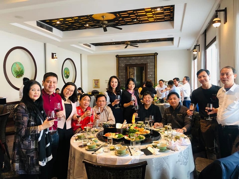 Trong một bức ảnh chụp bình thường, NS Chí Trung không hề cao như vậy (Ảnh FBNV) Trong một bức ảnh chụp bình thường, NS Chí Trung không hề cao như vậy (Ảnh FBNV)