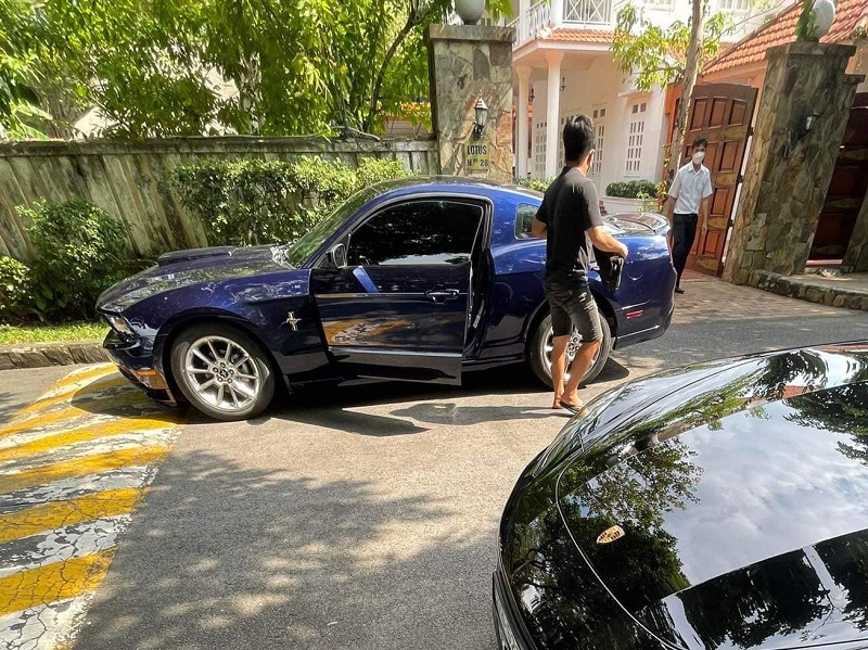 Hình ảnh bàn giao xe tại nhà riêng của ông Vũ Hình ảnh bàn giao xe tại nhà riêng của ông Vũ