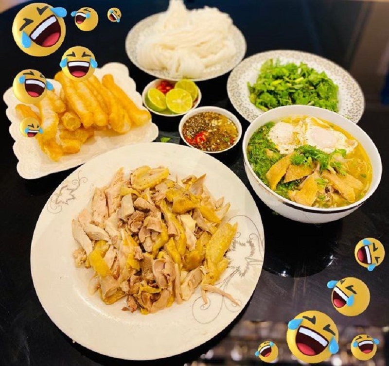 Phương Phạm khoe phở gà nhà làm (Ảnh FBNV) Phương Phạm khoe phở gà nhà làm (Ảnh FBNV)