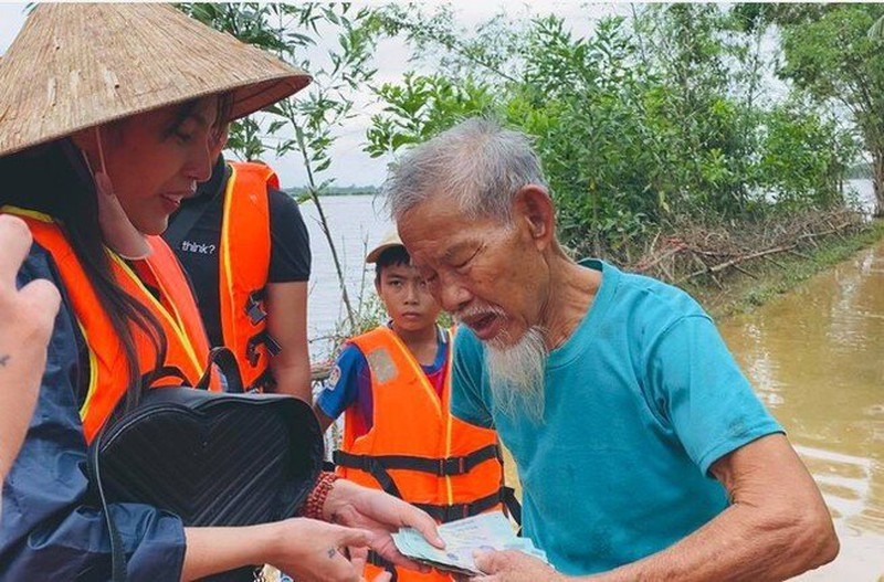 1 người dân tuyên bố cho Thủy Tiên 'vay nóng' 200 triệu, tiết lộ tường tận quá trình cứu trợ không qua chính quyền 4