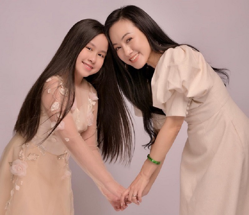 Profile đẹp long lanh của con gái BTV Hoài Anh, mỹ nhân nhà đài có cách dạy con đặc biệt Profile đẹp long lanh của con gái BTV Hoài Anh, mỹ nhân nhà đài có cách dạy con đặc biệt