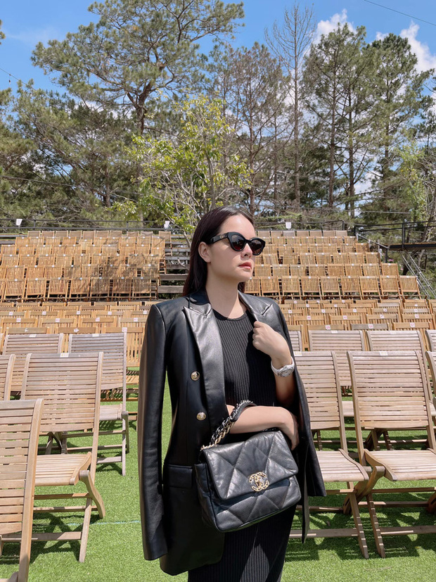 Thời gian gần đây, Phạm Quỳnh Anh thường xuyên diện rộng rãi, hoặc che chắn kĩ vòng 2 (Ảnh: FBNV)