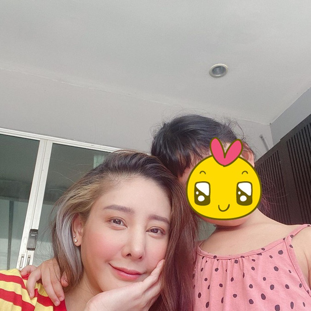 Bé Easter được nhận là con nuôi của Tangmo Nida, song không có trên giấy tờ pháp lý. Bé Easter được nhận là con nuôi của Tangmo Nida, song không có trên giấy tờ pháp lý.