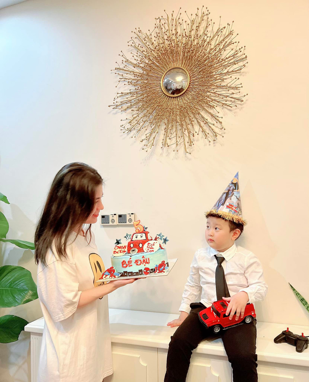 Việt Anh - Hương Trần lưu lại những khoảnh khắc trong ngày sinh nhật tròn 5 tuổi của con trai