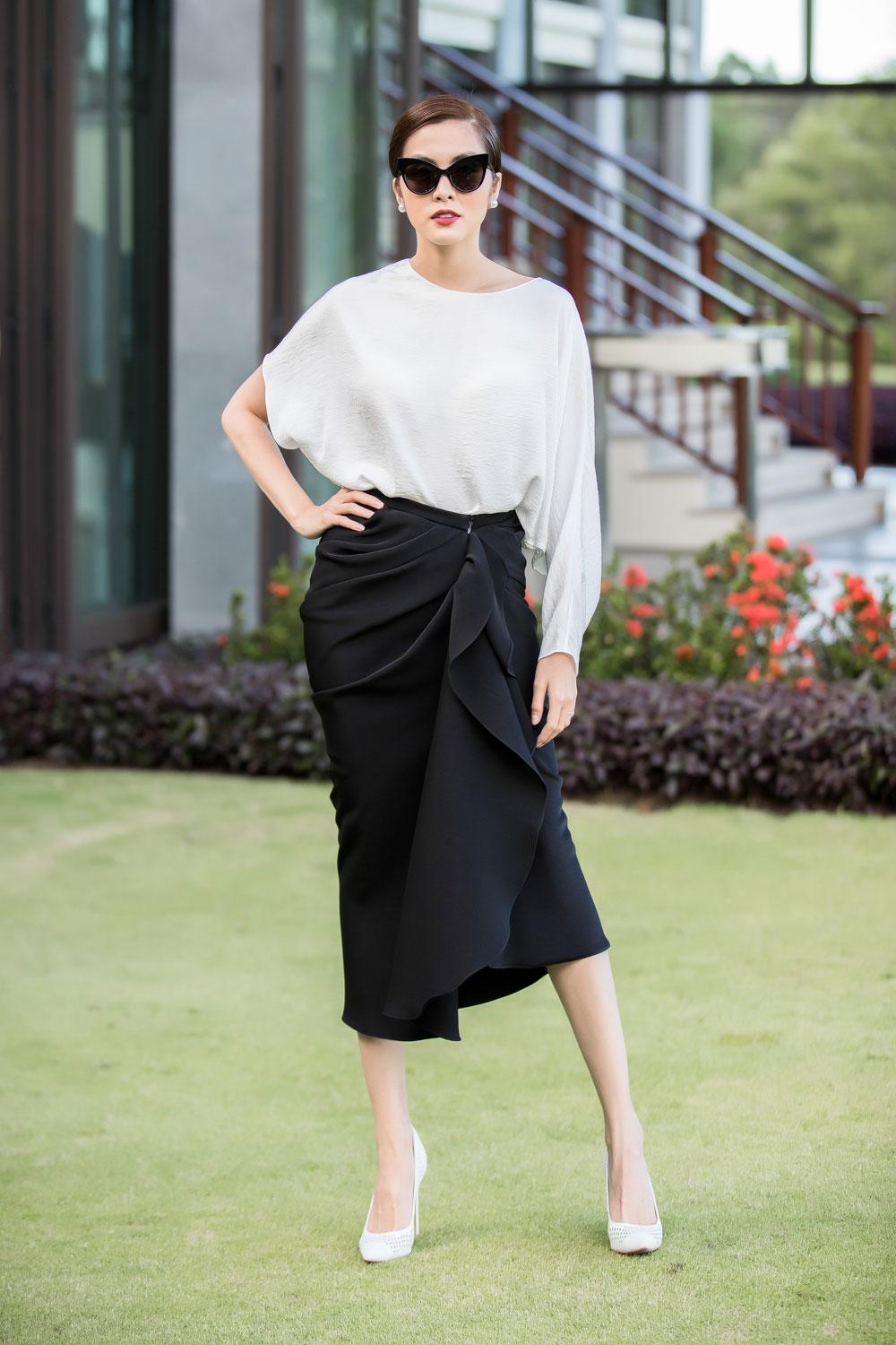 Hà Tăng lâu nay luôn theo đuổi style nền nã và trang trọng với những bộ cánh tối giản, kín đáo. Phong cách của cô là hình mẫu được hội chị em học học (Ảnh: FBNV)