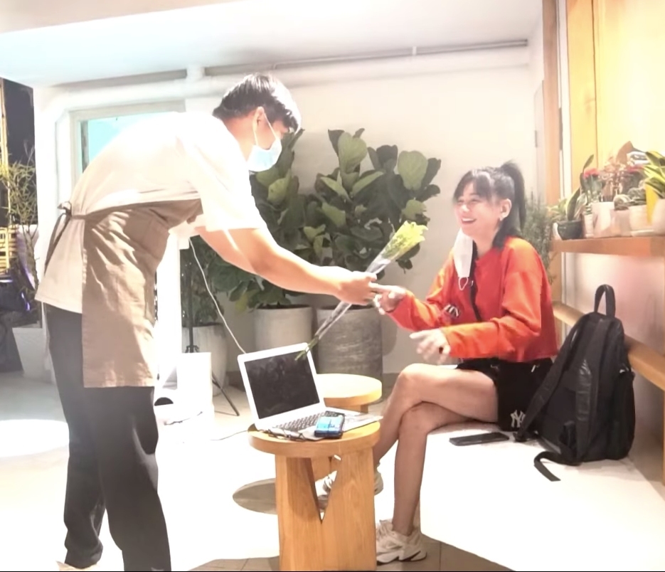 Cát Phượng hào hứng được nhân viên tặng hoa (Ảnh: Tổng hợp)