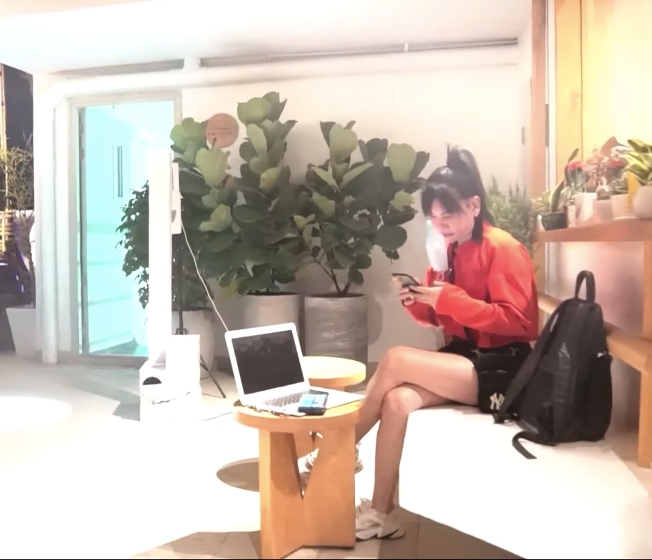 Cát Phượng đang ngồi làm việc bỗng nhận được hoa từ nhân viên khiến cô cảm thấy vô cùng bất ngờ và hạnh phúc trong ngày 8/3 (Ảnh: Internet)