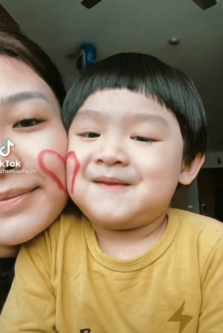 Bắt trend từ 1 đoạn clip trên mạng xã hội ghép nửa trái tim trên má của 2 mẹ con thành 1 trái tim Bắt trend từ 1 đoạn clip trên mạng xã hội ghép nửa trái tim trên má của 2 mẹ con thành 1 trái tim