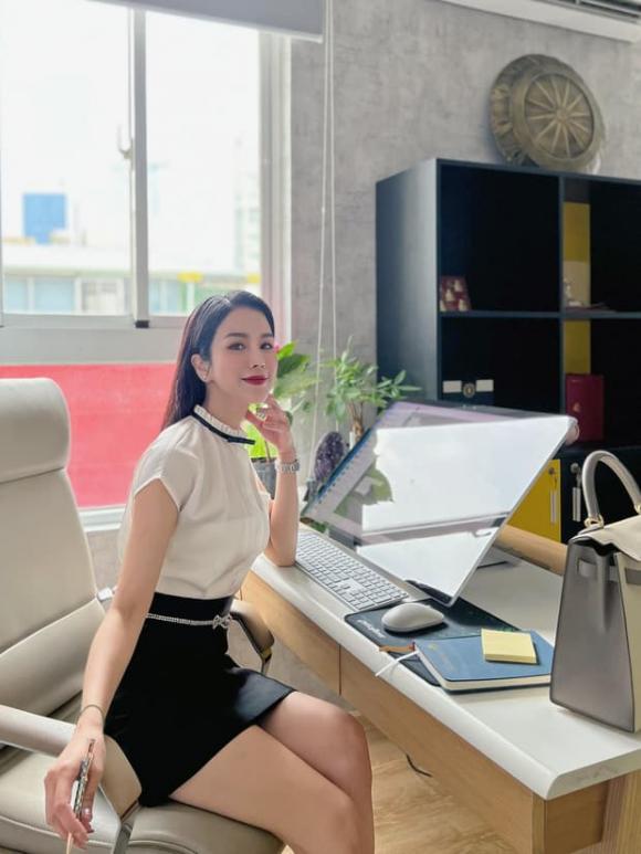 Trở về với cuộc sống độc thân, Diệp Lâm Anh được khen ngợi xinh đẹp và dần tươi tắn hơn. Cô cũng quay lại với công việc và dành thời gian cho các con (Ảnh: FBNV) Trở về với cuộc sống độc thân, Diệp Lâm Anh được khen ngợi xinh đẹp và dần tươi tắn hơn. Cô cũng quay lại với công việc và dành thời gian cho các con (Ảnh: FBNV)