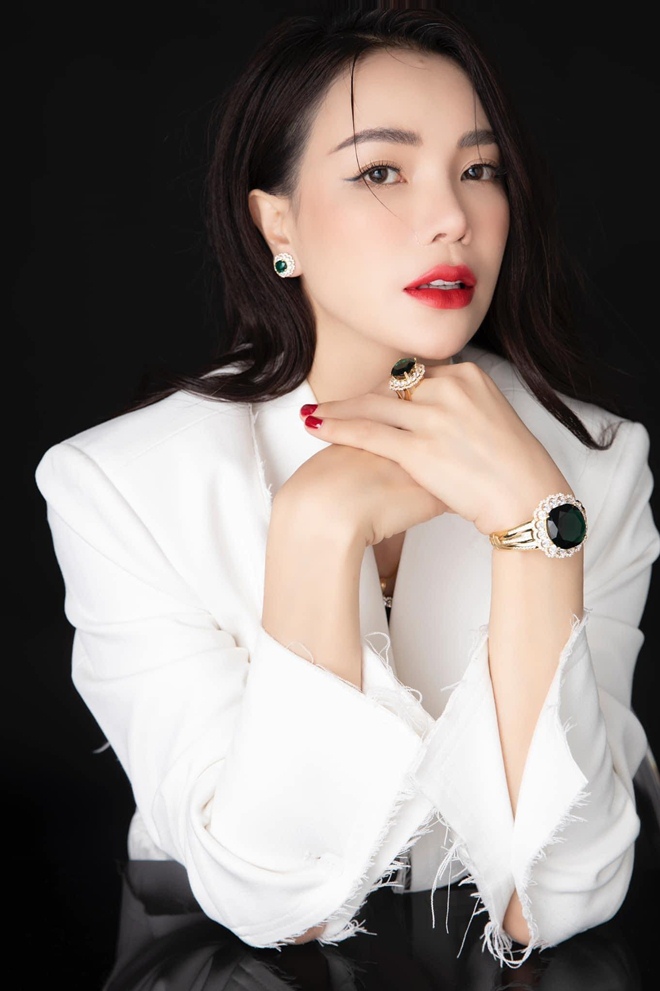 Trà Ngọc Hằng được khen ngợi sở hữu nhan sắc xinh đẹp dù đã là mẹ 1 con (Ảnh: Internet)