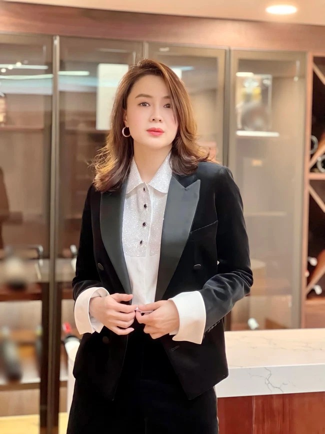 Nhan sắc của Hồng Diễm khi hoá thân thành 'chủ tịch' được nhiều người khen ngợi (Ảnh: FBNV) Nhan sắc của Hồng Diễm khi hoá thân thành 'chủ tịch' được nhiều người khen ngợi (Ảnh: FBNV)