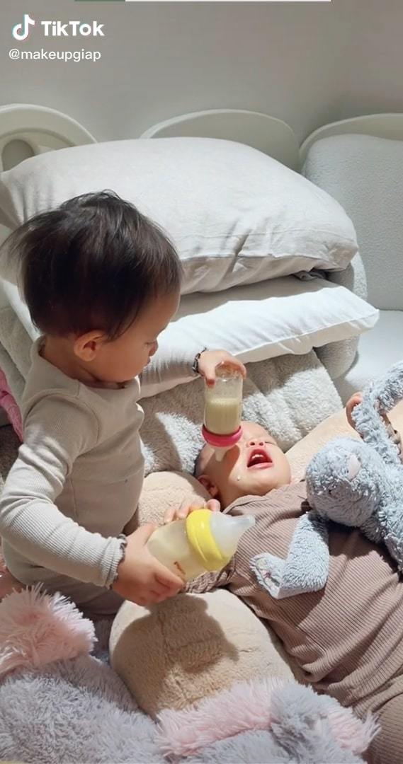 Lisa nhà Hồ Ngọc Hà mới 2 tuổi có hành động ra mặt ‘đàn chị’: Đảm đang, ngoan ngoãn từ bé - Ảnh 1 Lisa nhà Hồ Ngọc Hà mới 2 tuổi có hành động ra mặt ‘đàn chị’: Đảm đang, ngoan ngoãn từ bé - Ảnh 1