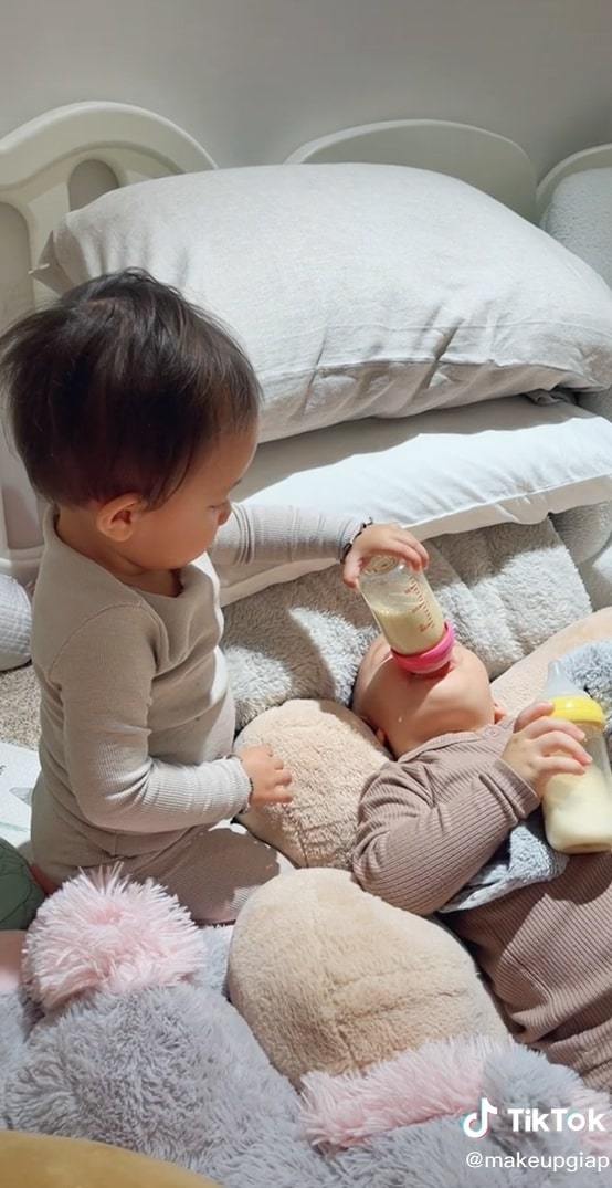 Ban đầu cho em bú sữa, Lisa nhà Hà Hồ tỏ ra khá vụng về để sữa dính lên mặt Leon. Thế nhưng, sau đó nhóc tỳ lại rất thành thạo và chuyên nghiệp (Ảnh: Cắt từ clip)