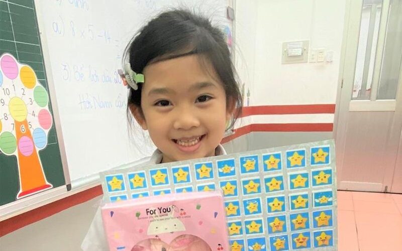 Con gái Mai Phương được nhận xét có thành tích học tập tốt (Ảnh: FBNV) Con gái Mai Phương được nhận xét có thành tích học tập tốt (Ảnh: FBNV)