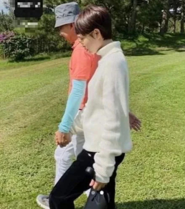 Hiền Hồ tay trong tay cùng với doanh nhân Hồ Nhân tại sân golf (Ảnh: Internet) Hiền Hồ tay trong tay cùng với doanh nhân Hồ Nhân tại sân golf (Ảnh: Internet)