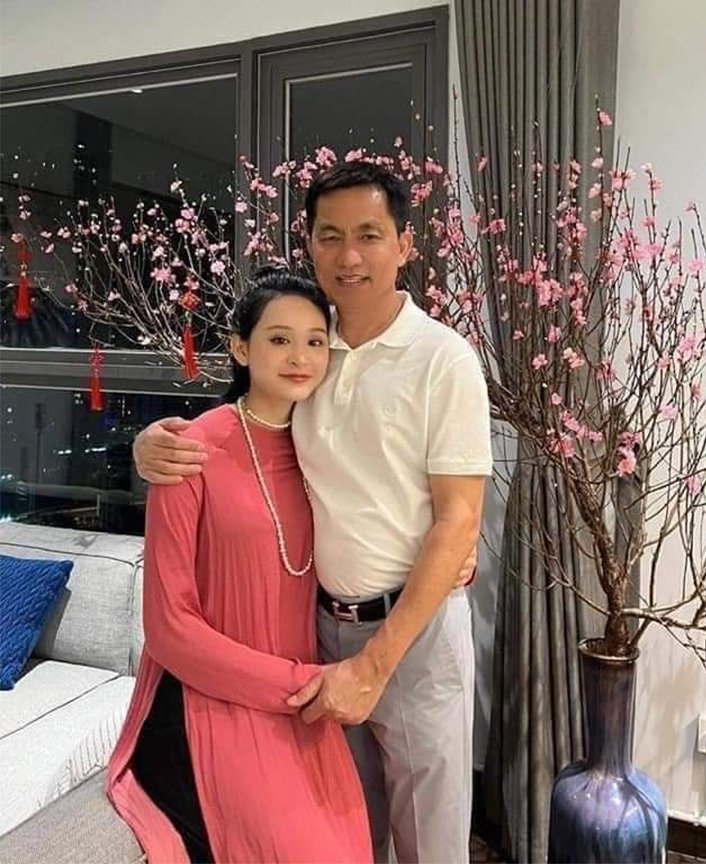 Hiền Hồ và CEO Hồ Nhân có những khoảnh khắc thân thiết với nhau khiến dân mạng chú ý (Ảnh: Internet) Hiền Hồ và CEO Hồ Nhân có những khoảnh khắc thân thiết với nhau khiến dân mạng chú ý (Ảnh: Internet)