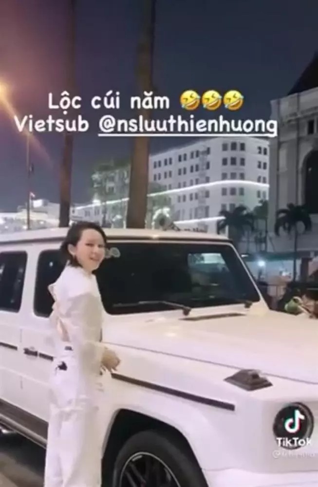 Lưu Thiên Hương trêu đùa Hiền Hồ (Ảnh: Chụp màn hình) Lưu Thiên Hương trêu đùa Hiền Hồ (Ảnh: Chụp màn hình)