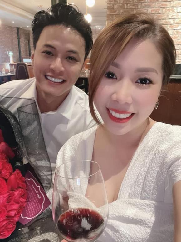 Hồng Đăng và bà xã (Ảnh: FBNV) Hồng Đăng và bà xã (Ảnh: FBNV)