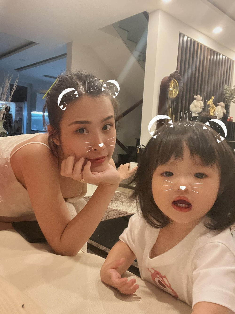 Đông Nhi ‘đu trend’ giới trẻ chụp ảnh với đủ loại filter trên Instagram, ‘đọ sắc’ với thế lực nhí này bị lu mờ hoàn toàn  - Ảnh 1