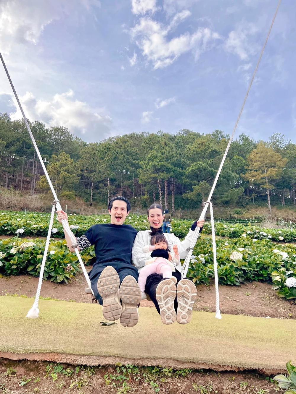 Gia đình Đông Nhi thường xuyên cho con gái đi du lịch với mục đích cho con có thêm thật nhiều những trải nghiệm (Ảnh: FBNV)